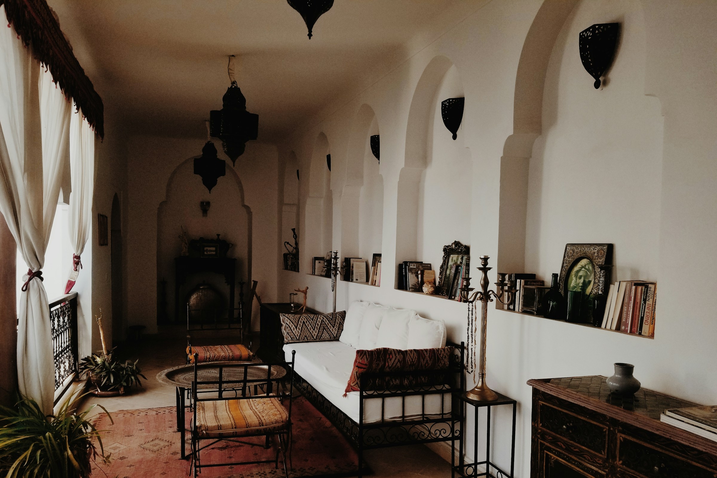Salon de riad à Marrakech aménagé pour la location touristique