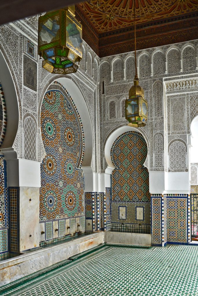 عمارة داخلية تقليدية في فاس بالزليج والزخارف الهندسية