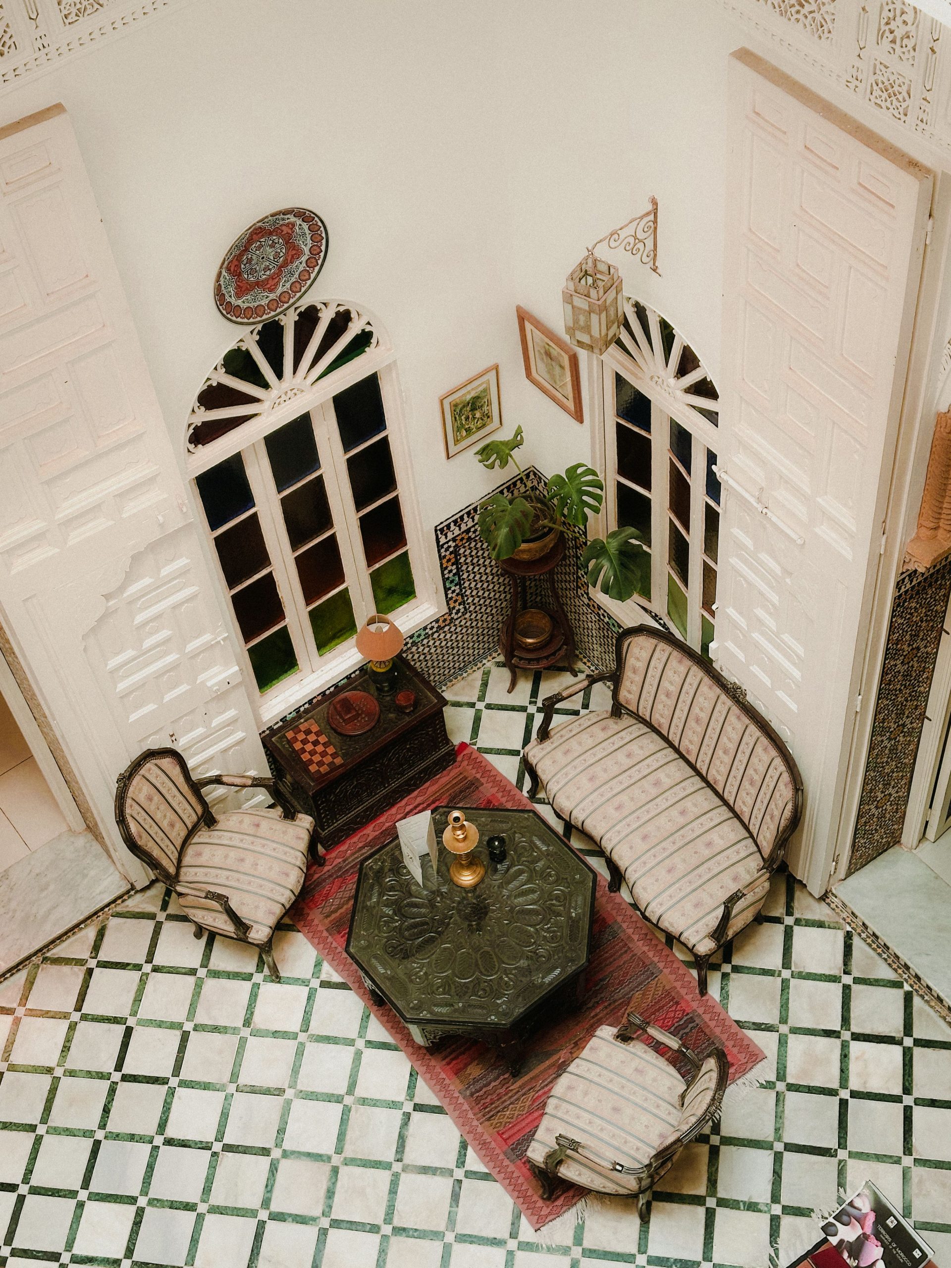  Comment choisir les couleurs parfaites pour votre intérieur marocain