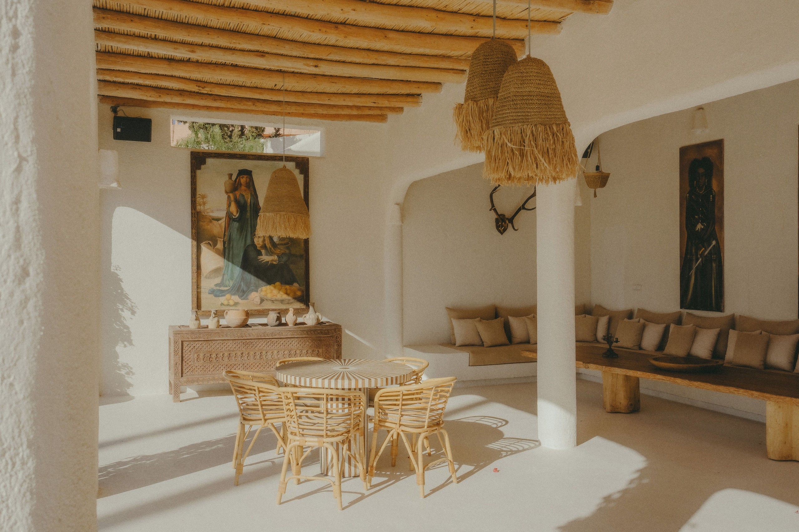 Intérieur marocain à Marrakech avec matières naturelles, mobilier tressé et lumière chaude, inspiration pour les finitions d’un appartement