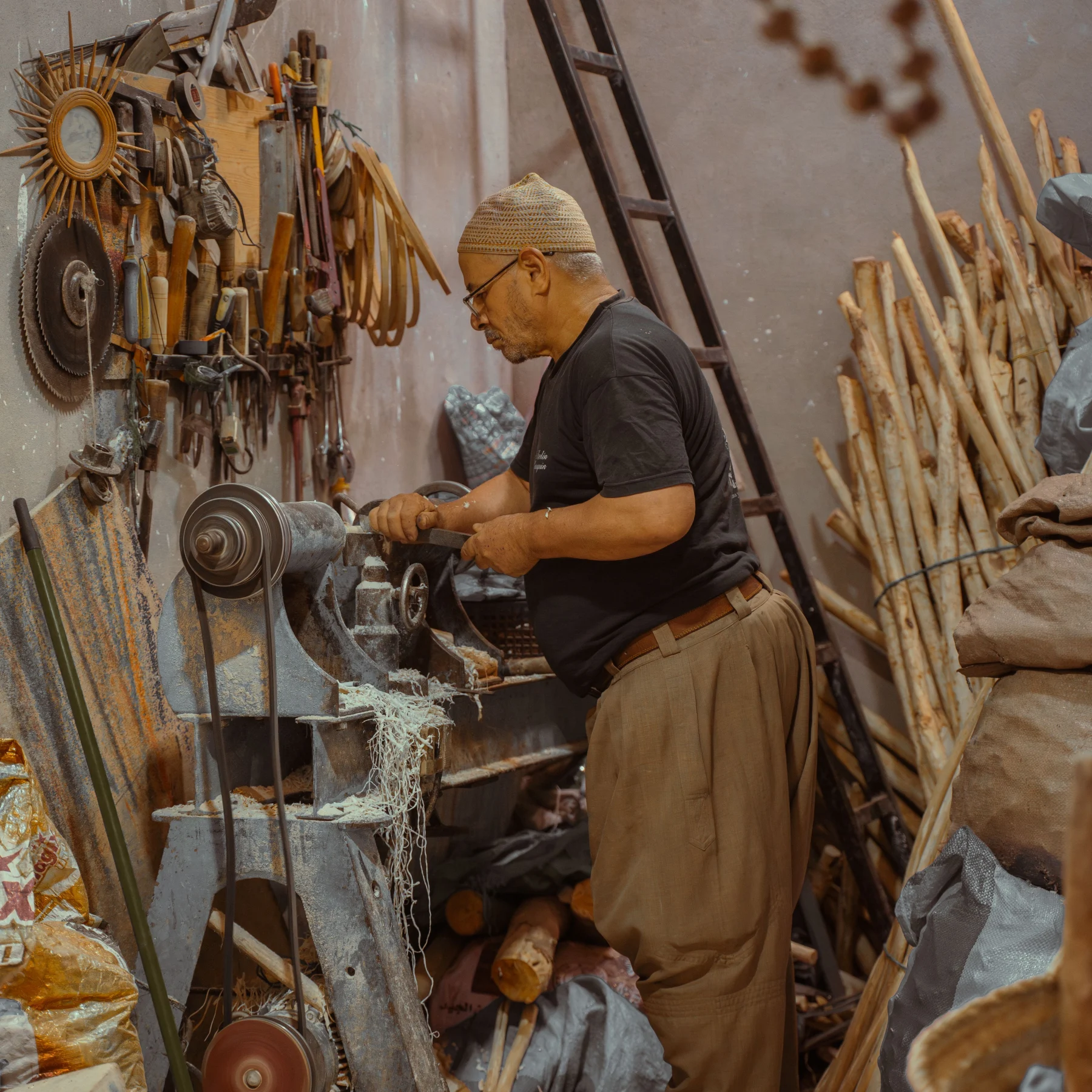 Artisan travaillant le bois au tour dans un atelier de Marrakech