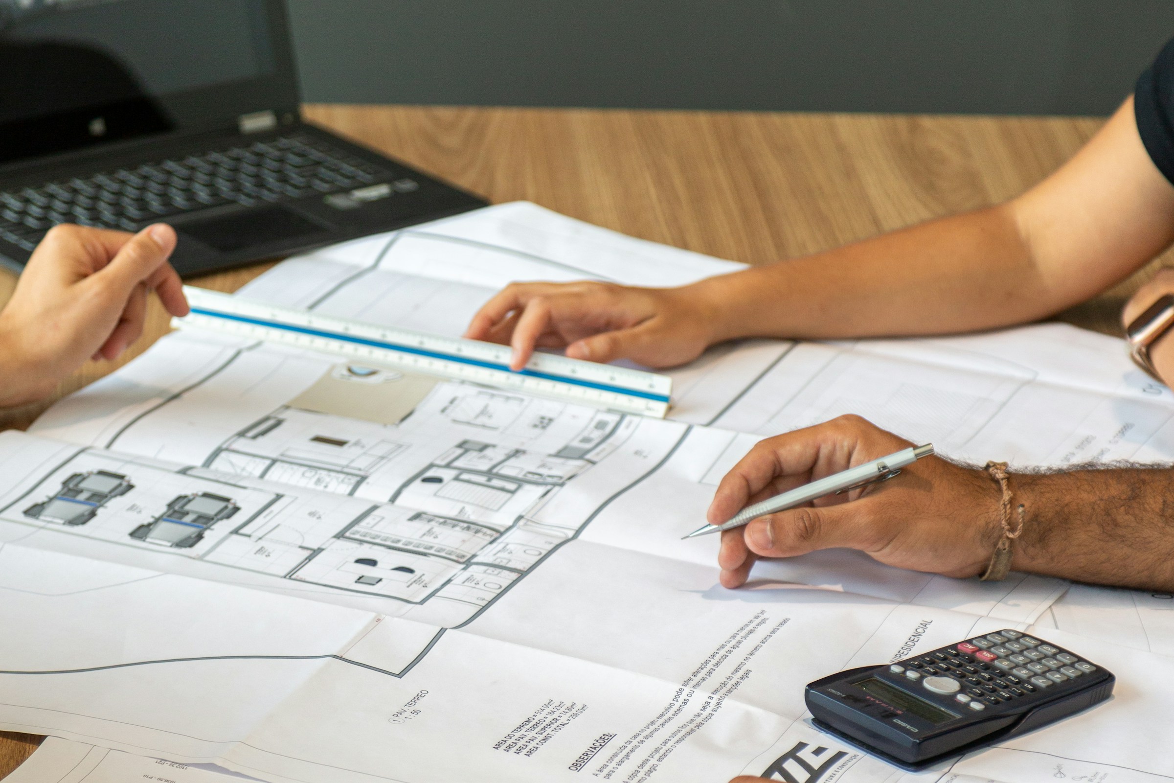 Architectes étudiant des plans et un budget de projet intérieur