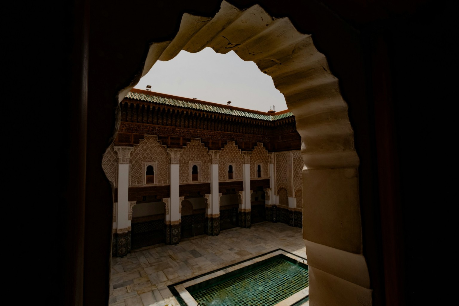 Cour intérieure marocaine avec arches et bassin à Marrakech