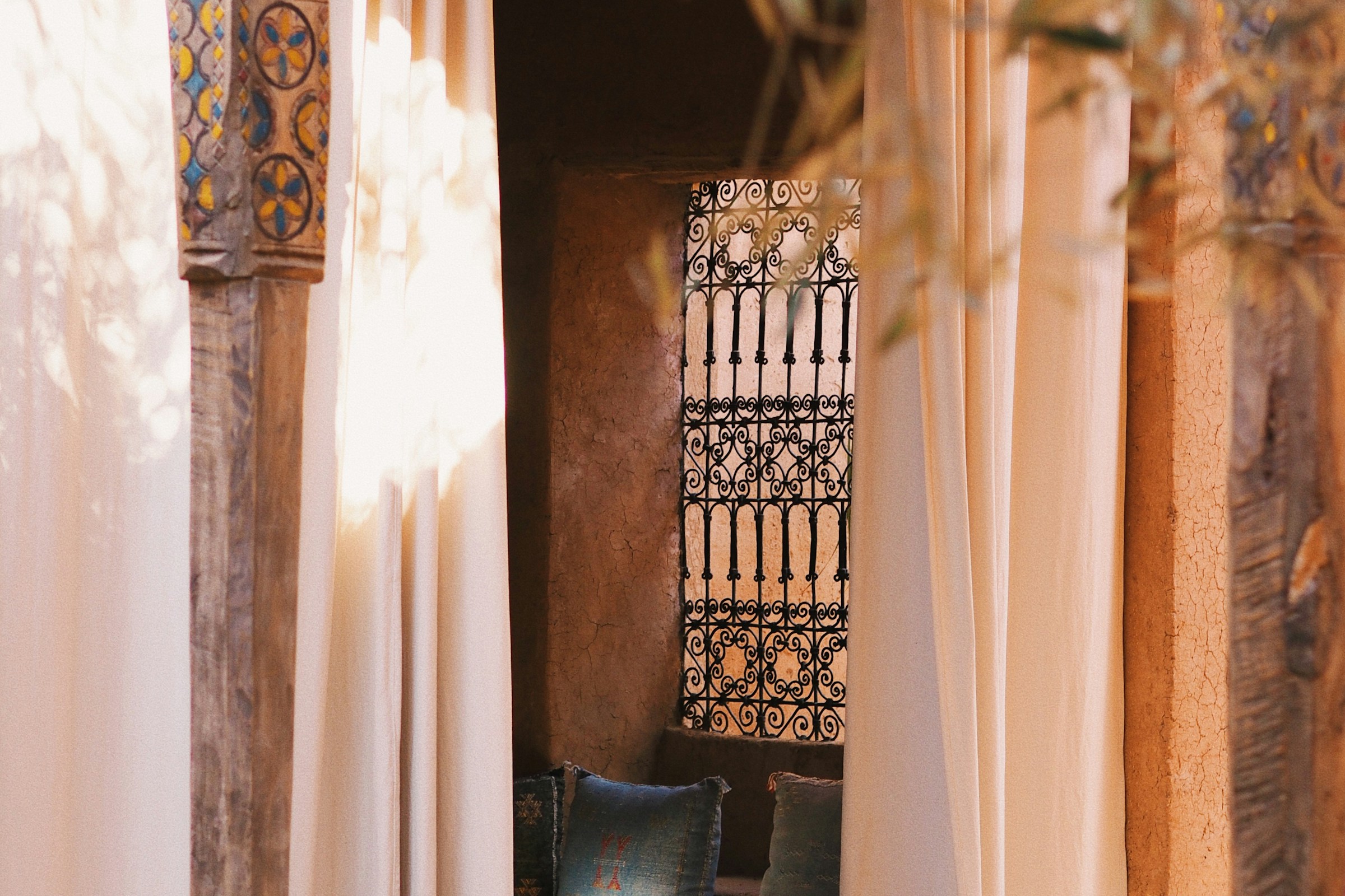 Intérieur marocain aux tons terre cuite dans une villa près de Marrakech